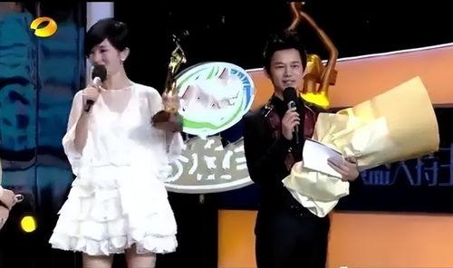 明星记者好词,捕捉时代风云，记录人间百态